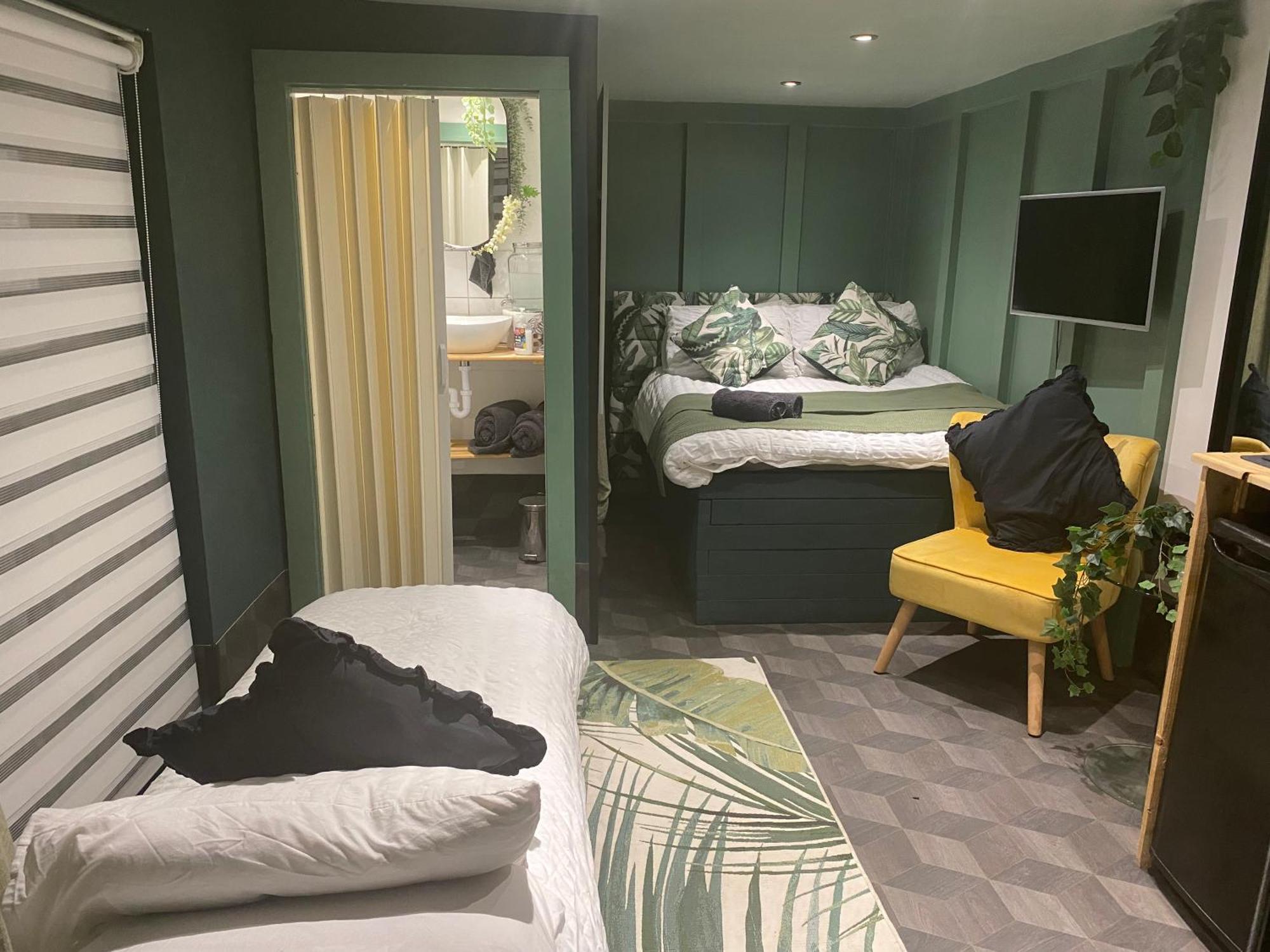 Mini Love Island Style Guest House Includes Personal Hot 24 Hour Swimming Pool, Outdoor Bathtub, Heated Dining Dome And Fire Pit, All This Is Secretly Located In The Busy Suburbs Of Nottingham Exteriér fotografie