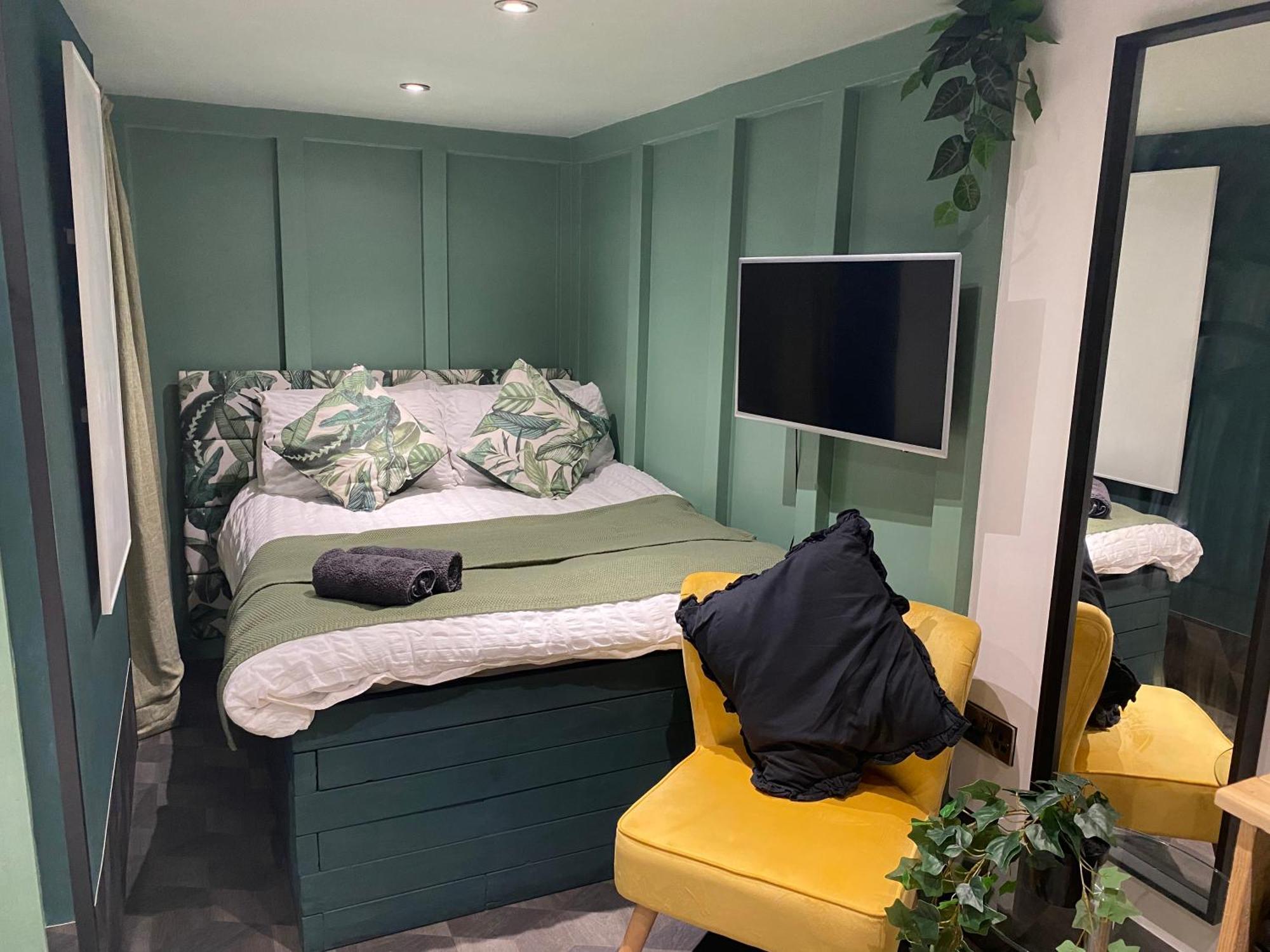 Mini Love Island Style Guest House Includes Personal Hot 24 Hour Swimming Pool, Outdoor Bathtub, Heated Dining Dome And Fire Pit, All This Is Secretly Located In The Busy Suburbs Of Nottingham Exteriér fotografie