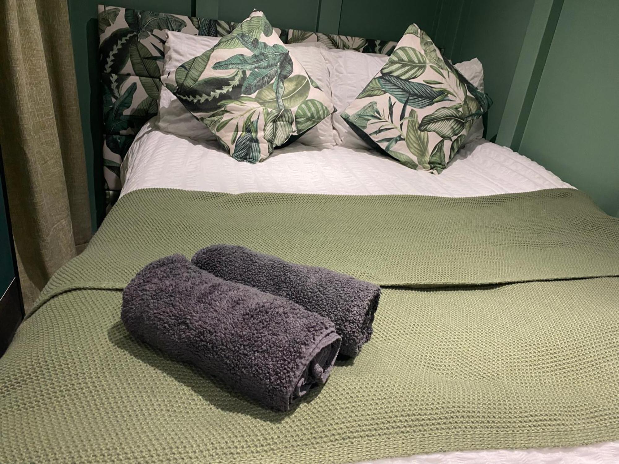 Mini Love Island Style Guest House Includes Personal Hot 24 Hour Swimming Pool, Outdoor Bathtub, Heated Dining Dome And Fire Pit, All This Is Secretly Located In The Busy Suburbs Of Nottingham Exteriér fotografie