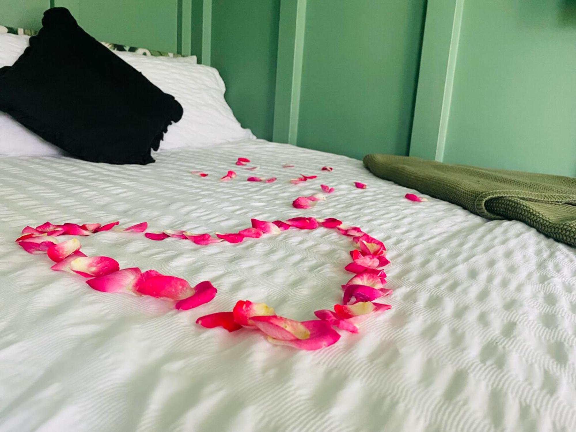 Mini Love Island Style Guest House Includes Personal Hot 24 Hour Swimming Pool, Outdoor Bathtub, Heated Dining Dome And Fire Pit, All This Is Secretly Located In The Busy Suburbs Of Nottingham Exteriér fotografie