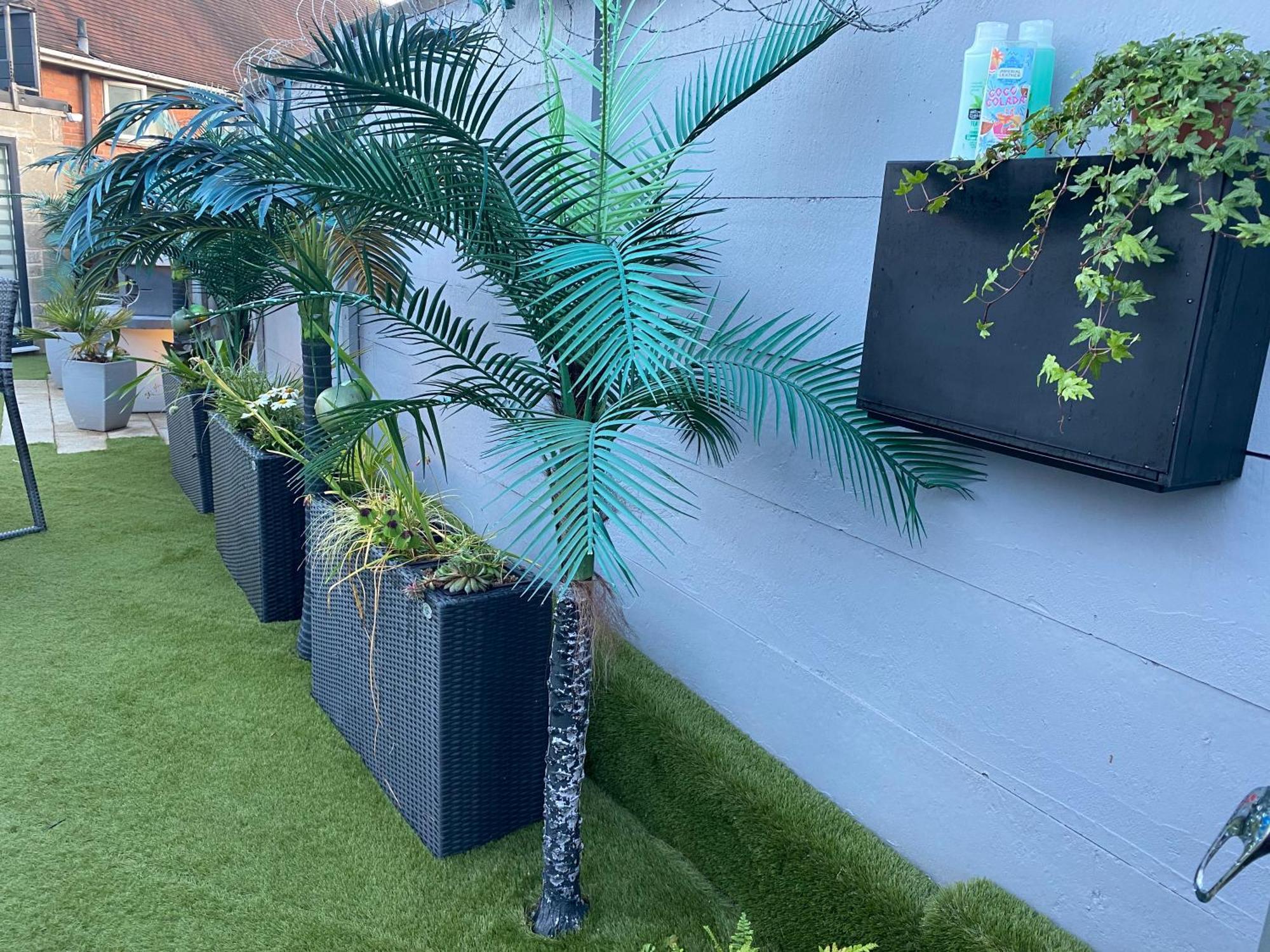 Mini Love Island Style Guest House Includes Personal Hot 24 Hour Swimming Pool, Outdoor Bathtub, Heated Dining Dome And Fire Pit, All This Is Secretly Located In The Busy Suburbs Of Nottingham Exteriér fotografie