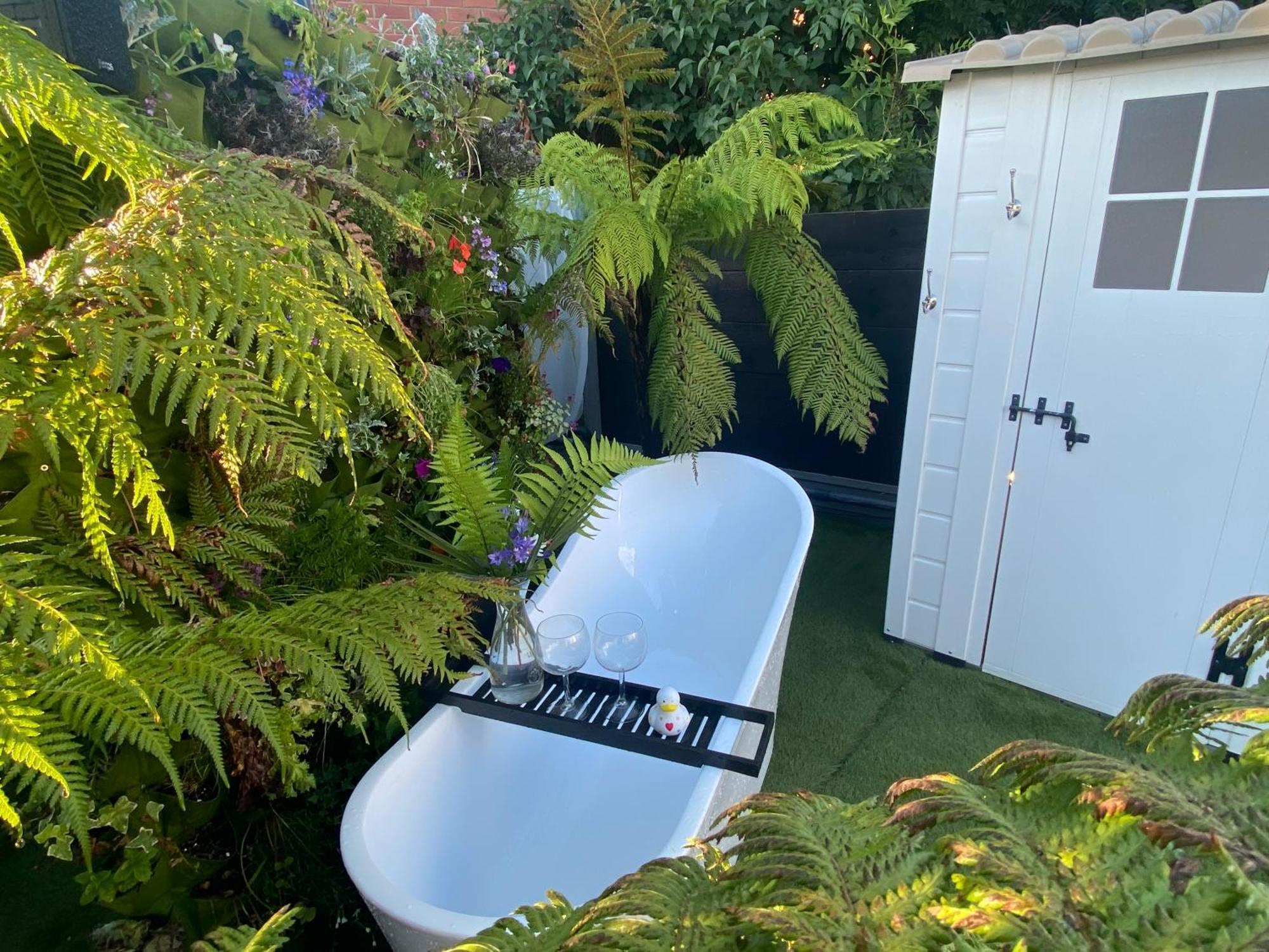 Mini Love Island Style Guest House Includes Personal Hot 24 Hour Swimming Pool, Outdoor Bathtub, Heated Dining Dome And Fire Pit, All This Is Secretly Located In The Busy Suburbs Of Nottingham Exteriér fotografie